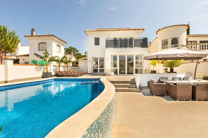 2016 Villa Moderna Al Canal Con 4 Habitaciones By Homeselectspain location